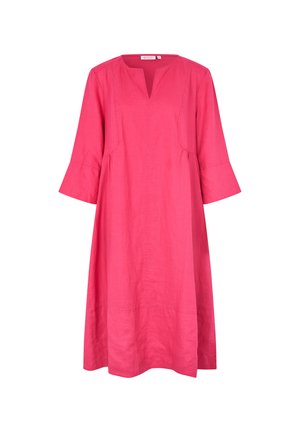 Różowa lniana sukienka z dekoltem w szpic, rękawami do łokcia i luźnym krojem, wyposażona w kieszenie przy bocznych szwach oraz subtelne detale przeszyć.