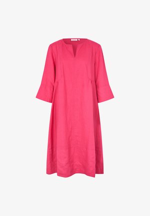 Różowa lniana sukienka z dekoltem w szpic, rękawami do łokcia i luźnym krojem, wyposażona w kieszenie przy bocznych szwach oraz subtelne detale przeszyć.