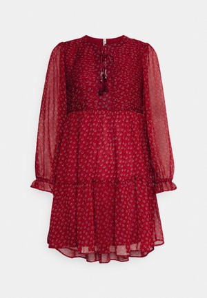 Rdeča cvetna obleka z prosojnimi dolgimi rokavi, zbranim pasom in plastehnim krilom. Ima vrvice s resicami na ovratniku. Teksturni material.