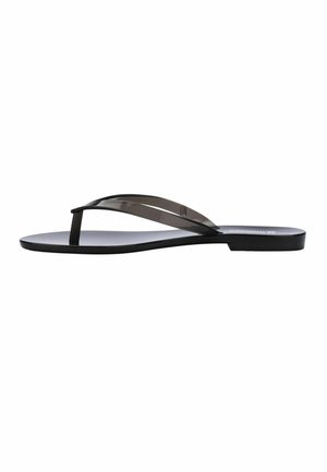 Czarny klapek na palce z przezroczystymi paskami, wykonany z gumowego materiału. Płaska podeszwa o gładkiej fakturze z lekkim wzorem antypoślizgowym na spodzie.