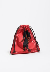 Czerwona torba na sznurki wykonana z gładkiego materiału z motywem jamnika. Zawiera czarne akcenty oraz ściągnięty top z brązowymi sznurkami.