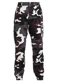 Pantalons cargo en noir, gris et motif camouflage blanc ; dotés de poches latérales, de poignets élastiques et d'une fermeture à bouton avec une taille standard.