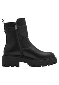 Botines negros de cuero suave. Presentan cremallera lateral, una correa ancha en el tobillo y suela gruesa con dibujo texturizado.