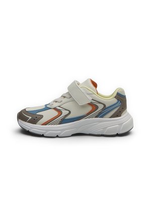 Sneaker atletica per bambini in crema con dettagli blu, arancione e marrone, cinturino in velcro e suola bianca spessa vista laterale.