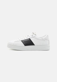 Unselected, optic white/black
