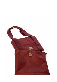 Borsa a spalla bordeaux con due manici in tessuto regolabili, una tasca con zip e dettagli in pelle color nocciola. Texture liscia con cuciture decorative.