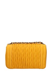 Borsa a mano in pelle gialla con una texture trapuntata e una tracolla intrecciata. Presenta cuciture laterali e una forma rettangolare.