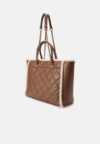 Bolsa de tote em imitação de pele castanha acolchoada, com um acabamento em pelúcia e alças duplas, apresentando hardware em tom dourado e uma forma retangular.