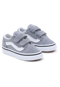 Grå mockaskor med vita detaljer, utrustade med två kardborreband, en svart rand längs sulan och en strukturerad gummisula.