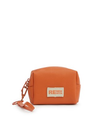 Piccola borsetta arancione con cerniera e cinturino da polso staccabile, finitura testurizzata, etichetta frontale con la scritta "RE NEW VITA" in arancione e beige.