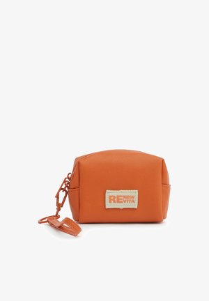 Piccola borsetta arancione con cerniera e cinturino da polso staccabile, finitura testurizzata, etichetta frontale con la scritta "RE NEW VITA" in arancione e beige.