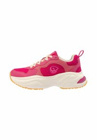 Rosa und rote Sneaker mit beigen Schnürsenkeln, dicker weißer Sohle, orangefarbenem Profil und einer Schlaufe an der Ferse.