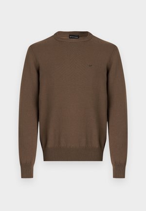 Garām piedurknēm brūns apaļšvīteris ar ribotām aprocēm un apakšu, kreisajā krūtīs ar nelielu izšūtu logotipu.