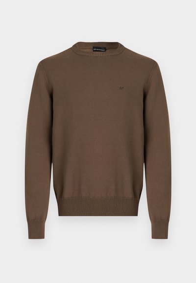 Pikkade varrukatega pruun ümara kaelusega kampsun, soonikkoes mansettide ja äärega, vasakul rinnal väikese tikitud logoga.