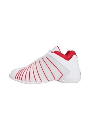 Zapatilla blanca con forro rojo y rayas curvas rojas a lo largo del lateral, con cuello acolchado alto y detalles perforados.