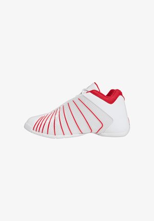 Zapatilla blanca con forro rojo y rayas curvas rojas a lo largo del lateral, con cuello acolchado alto y detalles perforados.