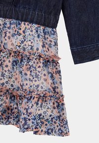 Jeans korzet s pufastim rukavima, s višeslojnim volančićem od prozirne tkanine s floralnim uzorkom u ružičastoj, plavoj i zelenoj boji.