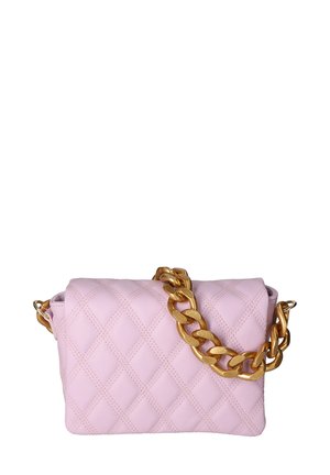 Sac à bandoulière en cuir matelassé rose avec une chaîne dorée et un rabat enroulé. Surface texturée avec un motif en diamants.