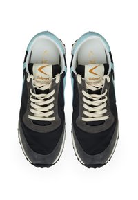 Sneakers neri e grigi con accenti azzurri chiari, tessuto testurizzato, punta rotonda, lacci piatti beige e un interno bianco imbottito.