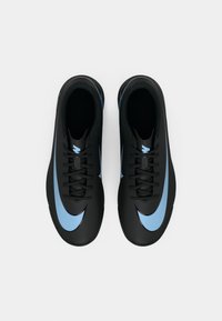 Musthave mustandid mustaks, sujuva tekstuuriga, millel on silmapaistvalt hele sinine Nike'i logo. Ningavad disain ja madal profiil.
