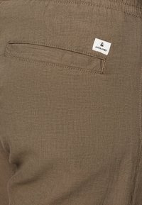 Jack & Jones JPSTKANE SUMMER JOGGER  - Nadrágok - dusty olive