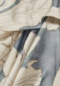 Reiss REGULAR FIT - MIEKE FLORAL DRAPE MIDI - Kasdienė suknelė - blue
