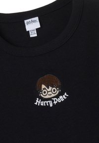 Schwarzes Baumwoll-T-Shirt mit kurzen Ärmeln, das ein gesticktes Cartoon-Gesicht eines Jungen mit Brille und dem Text "Harry Potter" darunter zeigt.