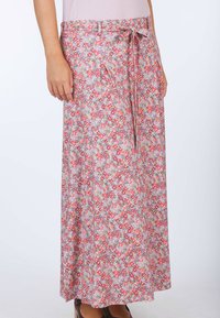 Fliederfarbene Maxirock mit mehrfarbigen Blumen. Verfügt über eine gebundene Taille, leichten Stoff und eine fließende Silhouette.