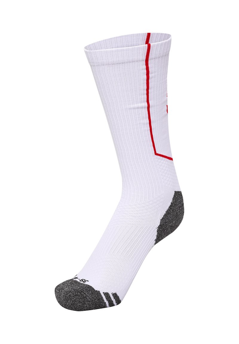 Calzino sportivo bianco con una texture a coste, caratterizzato da una striscia di design rossa e una sezione di punta e tallone grigia.