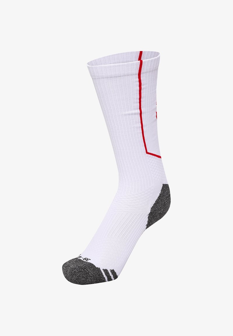 Calzino sportivo bianco con una texture a coste, caratterizzato da una striscia di design rossa e una sezione di punta e tallone grigia.