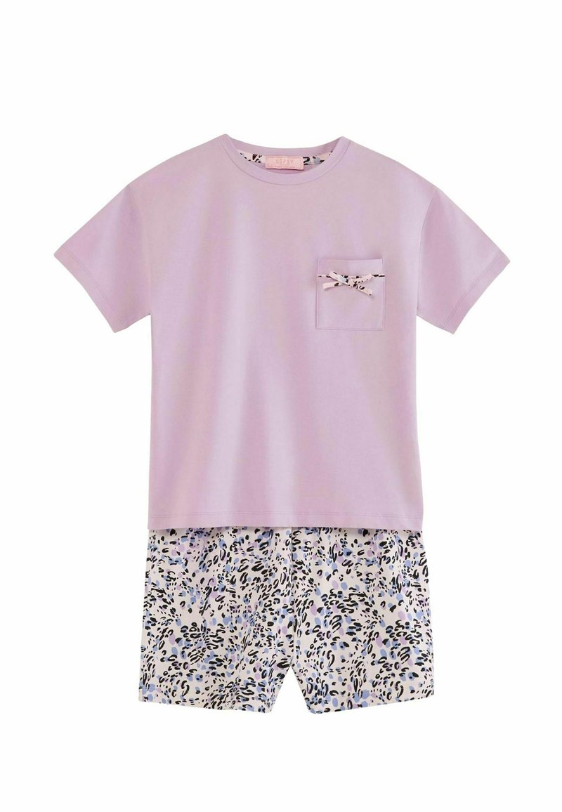 Conjunto de ropa de casa que incluye una camiseta de manga corta de color púrpura claro y pantalones cortos con un fondo blanco decorado con manchas negras y lavanda. Detalle de bolsillo.