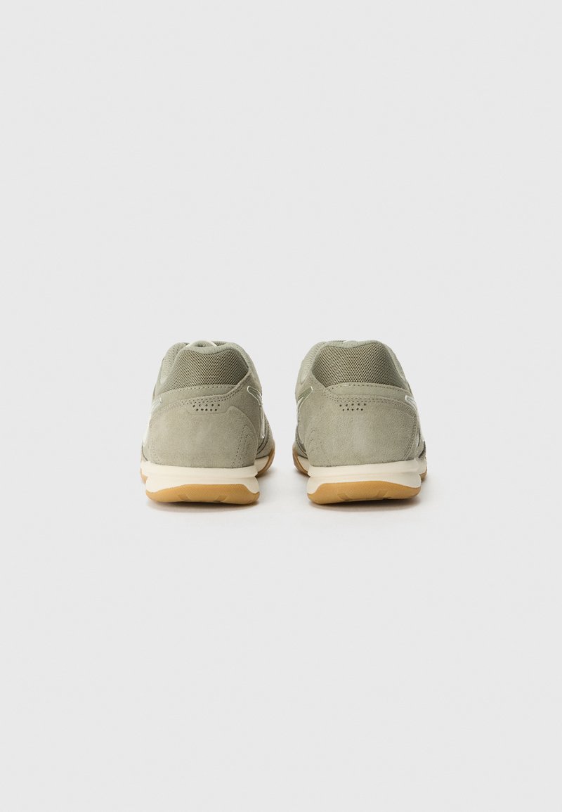 Szaro-zielone zamszowe sneakersy z siateczkowymi wstawkami, z brązową gumową podeszwą i białymi akcentami, o zaokrąglonym kształcie i wyściółkowanym pięcie.
