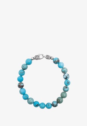 Turkis perlearmbånd med forskellige nuancer af blå og grøn, sølvlås, glatte og teksturerede sten, rund form og naturlige mønstre.