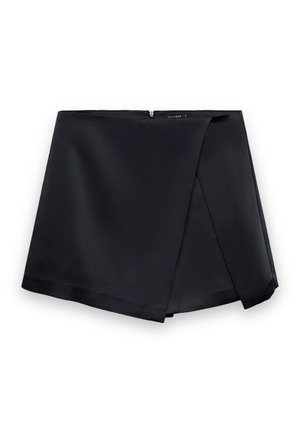 Mini-jupe asymétrique noire avec effet portefeuille et fermeture éclair cachée à l'arrière, tissu lisse avec une légère brillance.