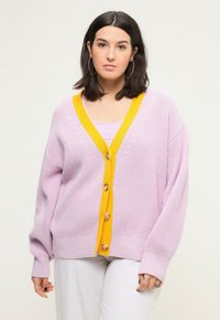 Cardigan di lavanda con un vivace scollo a V giallo e cinque bottoni in legno. Presenta polsini a coste e una vestibilità morbida. Texture lavorata a maglia.