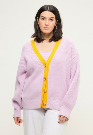 Lavendel cardigan met een heldere gele V-halslijn en vijf houten knopen. Heeft geribbelde manchetten en een losse pasvorm. Gebreide textuur.