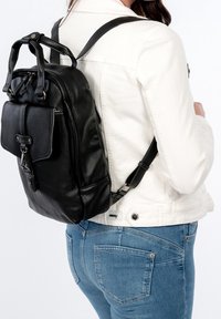 Czarna skórzana plecak z uchwytem u góry, regulowanymi paskami, przednią kieszenią z klapą i zapięciem na zamek. Gładka tekstura i minimalistyczny design.