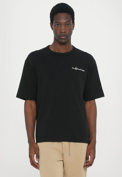 Tricou negru din bumbac, cu mâneci scurte și guler rotund, având un logo alb "Polo Ralph Lauren" pe pieptul stâng.