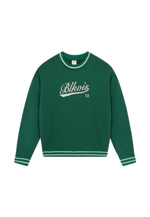 Mørkegrøn crewneck sweatshirt med hvide stribede manchetter og kant, hvid skrift "Blkvis 13" trykt midt på fronten.