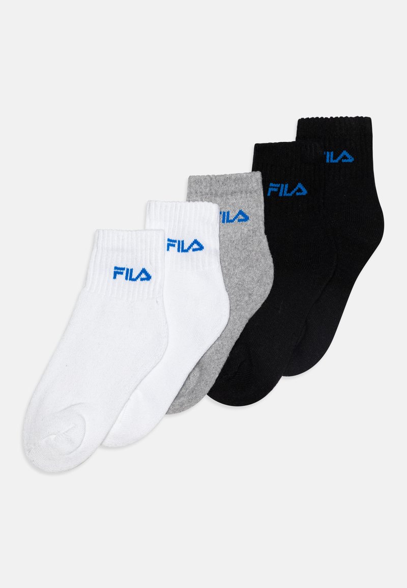 Négy pár bokasó, fehér, szürke és fekete színben, kék "FILA" logóval a szárakon. Pamut keverék anyag, bordázott textúrával.