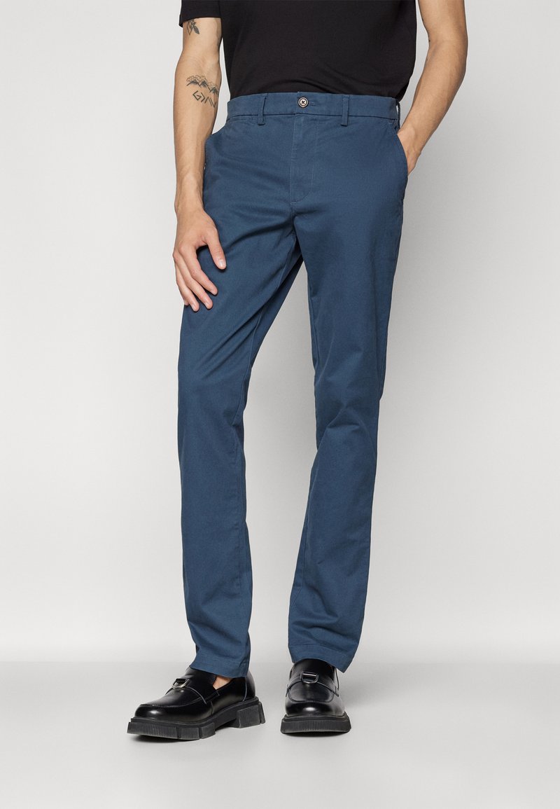 Pantalon bleu à coupe droite, fabriqué à partir d'un tissu léger, avec une fermeture à bouton, des passants de ceinture et des poches latérales.
