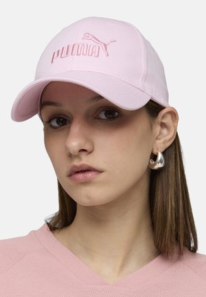 Gorra de béisbol rosa con el logo bordado "PUMA" y el símbolo del puma. Tejido de algodón, forma estructurada, con visera curva y correa ajustable.