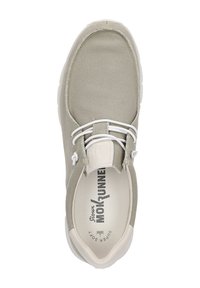 Baskets en toile gris clair avec une pointe arrondie, des lacets élastiques et une semelle en caoutchouc souple. Présentent une doublure de semelle intérieure blanche en contraste.