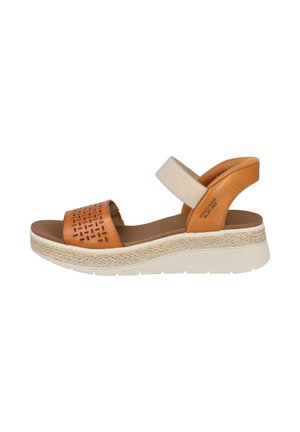 Sandalia de plataforma marrón con diseño de tiras tejidas, correa elástica beige para el tobillo y suela texturizada en crema.