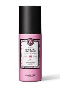 Roze cilindrische sprayfles met een zwarte dop. Het voorlabel toont de productnaam, vegan certificering en ontwerpelementen in zwart-wit.