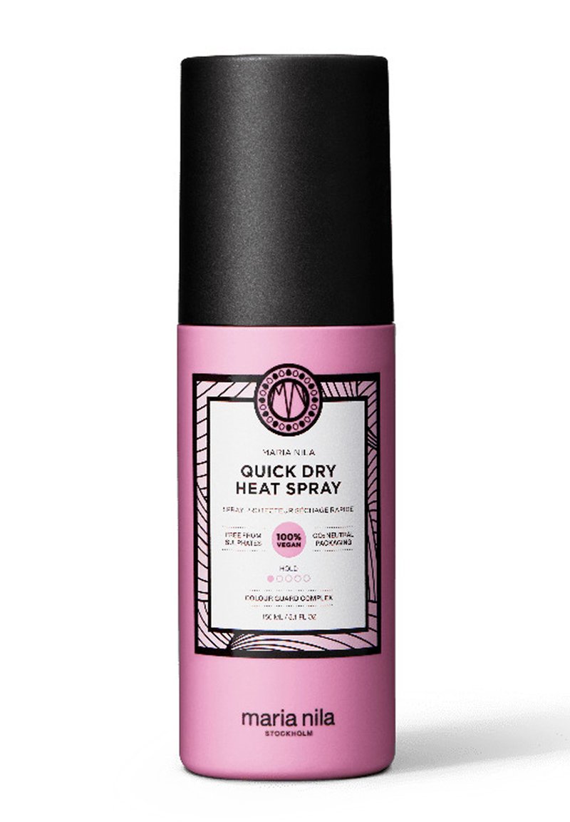 Roze cilindrische sprayfles met een zwarte dop. Het voorlabel toont de productnaam, vegan certificering en ontwerpelementen in zwart-wit.