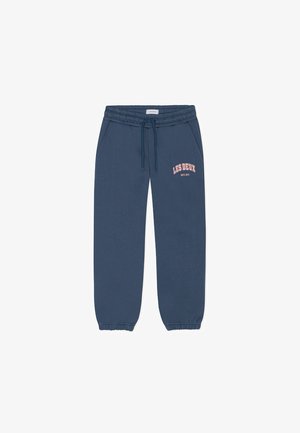 Siniset puuvillaiset collegehousut, joissa on joustava vyötärönauha ja kiristysnyöri. Housuissa on sivutaskut ja etupuolella vaaleanpunainen "LES DEUX EST. 2011" -logo.