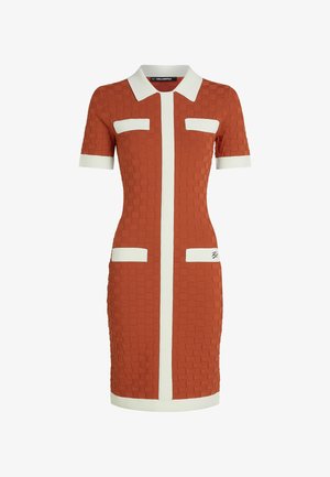 Tætsiddende kjole i dyb terracotta med et tekstureret, vævet design. Har hvide detaljer ved kraven og lommerne. Korte ærmer.