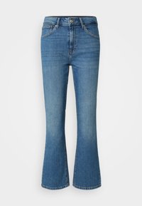 Jeans de denim azul com boca de sino, cintura média, cinco bolsos e costura visível. Textura suave e um ajuste clássico com um leve desbotamento.