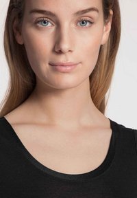 Top senza maniche nero con scollatura a forma di U, realizzato in un tessuto morbido, caratterizzato da una leggera lucentezza sulla scollatura e una vestibilità aderente attorno alle spalle.